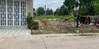 Cần bán gấp nhà cấp 4, diện tích 300m2, 4PN, 2Wc, mặt tiền đường nhựa thoáng mát