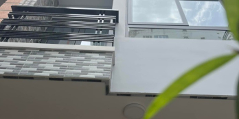 Nhà mới, đẹp, có sân riêng và cửa hông, khu vực trung tâm Quận