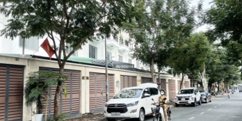 Bán nhà mặt tiền chợ Tên Lửa 2,DT 4.5x20,Đúc 3 Lầu,Có thang máy, Sân trước 5m