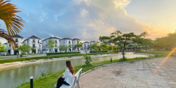 Biệt thự ven hồ phong cách Châu Âu trong KĐT Singapore. Hotline: 090.651.9494