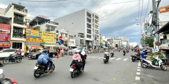 2 mặt tiền, dài hơn 30m, sân để xe, thực tế diện tích rộng hơn