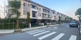 Nhà phố 90m2, hướng Nam, 2 mặt tiền view sông thoáng mát. LH-090.651.9494