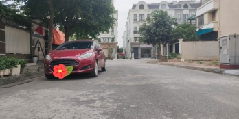 Biệt Thự Vip Giữa Khu 31ha – Trâu Quỳ - Vỉa Hè – 3 Ô Tô Tránh – Kinh Doanh.