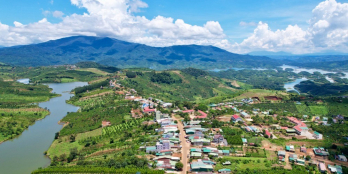 Mặt tiền Quốc lộ 28 trung tâm Khu du lịch Tà Đùng sầm uất