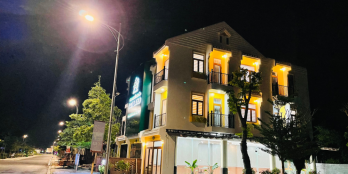 Cần bán nhà 3 tầng 5 phòng ngủ tại mặt sông Hội An