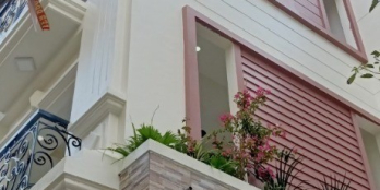 Bán nhà đẹp lô góc phố Đức Giang- ngõ oto, DT 70m 3 tầng,MT 4,3m chỉ 4,6 tỷ