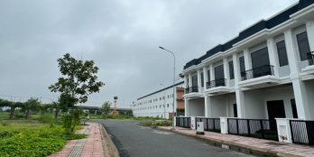 nhà 1 trệt 1 đối diện trung tâm giải trí