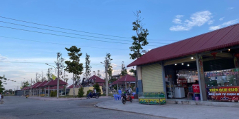 CẦN BÁN GẤP LÔ ĐẤT MẶT TIỀN 4 NHÀ LÒNG CHỢ THỊ TRẤN THẠNH PHÚ