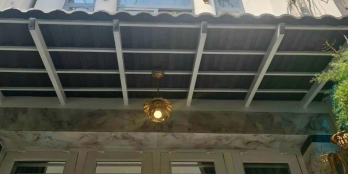 Hẻm sạch, nhà đẹp, nội thất sẵn có, nhiều phòng, gần mặt tiền