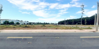 NGỘP NGÂN HÀNG, RA GẤP LÔ ĐẤT 1.050M2 ĐỐI DIỆN UBND CHỢ, SÁT CTY. GIÁ 520TR