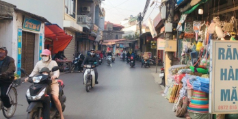 34m xe tải đỗ cổng, cách trục Dền 30m, cổng làng Di Trạch 100m.