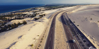 Biển Hòa Thắng cách bãi tắm 200m đường oto vào đến đất