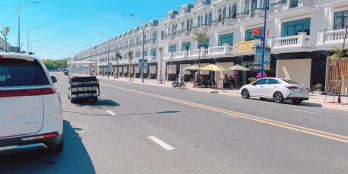 Nhà Phố 1 trệt 2 lầu, giá Ngộp, chính chủ, sổ hồng có sẵn tại Bình Dương