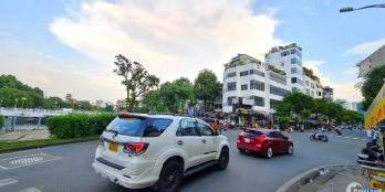 Bán nhà 40m2 (4x10) ô tô đỗ cửa, sát mặt tiền Hoàng Sa, Quận 3. 6,8 tỷ