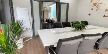 Văn phòng đầy đủ nội thất, có hầm để xe, quầy cafe, sofa, máy in, khu tiếp khách