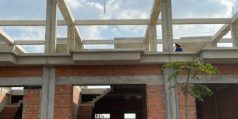 Tôi bán gấp nhà 1 trệt 1 lầu đối diện đường 25 thuận tiện kinh doanh, buôn bán