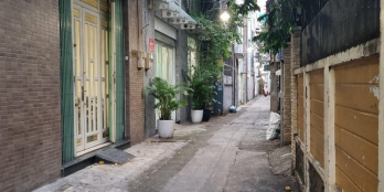 Nhà 2 mặt hẻm, còn mới đẹp, hẻm thẳng 1 trục và thông tứ phía