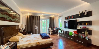 BÁN GẤP BIỆT THỰ VƯỜN ĐÀO - DIỆN TÍCH RỘNG, MẶT TIỀN ĐẸP - Hơn Trăm Tỷ.