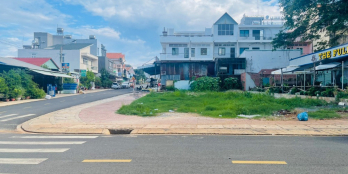 Tôi chính chủ cần bán nhanh lô đất thổ cư góc 2MT, 307m2, nằm ngay thị xã, 560tr