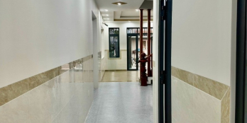 Nhà 1 trệt 1 lầu hiện đại,sổ hồng riêng, 4x15 có sân đậu xe.ban công