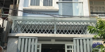 Nhà có sân để xe, khu vực an ninh yên tĩnh, xe hơi đỗ cổng