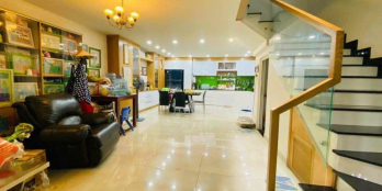 Bán nhà mặt tiền, ngang 6M, trệt 3 lầu 6PN 7WC. Gần mọi tiện ích. Giáp Q1 Q3