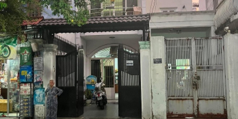 Nhà có phòng trệt dành cho người lớn tuổi, khu dân trí, có sân để xe