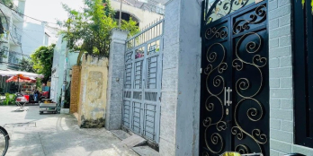 Nhà đẹp nở hậu, xe hơi vào nhà, có sân để xe, sổ đã hoàn công