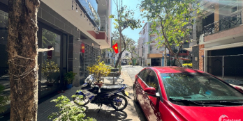 Chính chủ tôi cần bán gấp căn nhà mới 1 trệt 3 lầu view công viên giá tốt nhất t