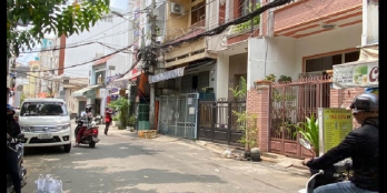 Nhà cũ tiện xây mới, ngang gần 5m, vuông vức, gần mặt tiền, hẻm xe hơi