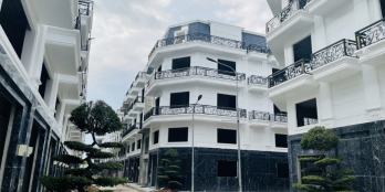 Chính chủ cần bán căn nhà phố diện tích 76m2 , giá cực tốt, ngay mặt tiền đường