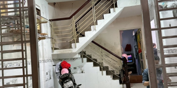 Cần tiền bán gấp nhà 1 trệt 2 lầu diện tích 7x10 đường số 13A