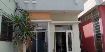 Sổ vuông vức, mặt tiền thụt, sân chung, ngang hơn 4m