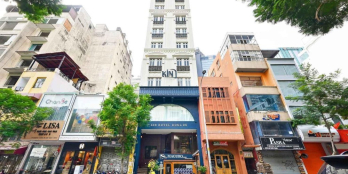 BÁN KHÁCH SẠN 65P- GÓC 2MT HAI BÀ TRƯNG VS ĐÔNG DU- DT: 12X20- 2H+9 TẦNG- 300 TỶ