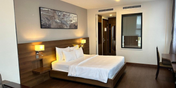 cho thue khách sạn 26p, mt tôn thất tùng, ngang 9m, giá: 200tr/th