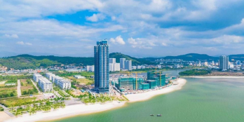 Căn Hộ 2PN View Biển tòa ALACARTE HẠ LONG BAY. Trước mặt là Bãi tắm cát trắng