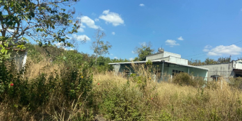  Chủ bán 2.500m2 đất thổ cư, giá 250 triệu, ngay thị xã, dân cư đông, gần các KC