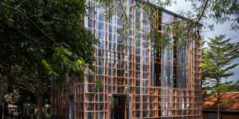 Khác sạn 4 sao- 160 phòng- 3 nhà hàng- 5 phòng hội nghị- 1 hồ bơi- giá: 416 tỷ