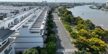 Bán nhà phố mặt tiền đường 19m ngay trung tâm thị trấn Bến Lức