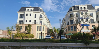 BÁN NHÀ 5 TẰNG MẶT ĐẠI LỘ NAM SÔNG MÃ ĐỐI DIỆN CHUNG CƯ VINHOMES