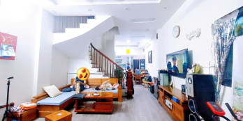 Chính chủ bán nhà dân xây nội thất đầy đủ cao cấp. Ngõ rộng VF3 vào cửa nhà.