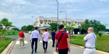 Nhộn nhịp ngày giữa tuần khách đi xem nhà phố Phước Đông New City 1,2 tỷ sổ sẵn