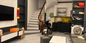 Bán gấp nhà phố Dịch Vọng, 63m², 5 tầng, ô tô đỗ cửa, giá 17.8 tỷ