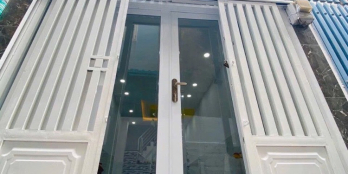 NHÀ MỚI Ở NGAY TRUNG TÂM PHAN XÍCH LONG - CÁCH MẶT TIỀN VÀI CĂN NHÀ