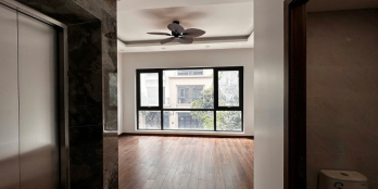 Cho thuê nhà hoàn thiện 5 tầng có thang máy gần trường Vinschool