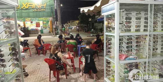 bán nhà mặt tiền ngã ba đường ngay chợ