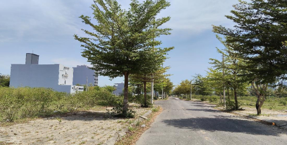 Giá chỉ 2. 45 tỷ, DT 135m2 ngang 6m, KDT Senssota riverside, dũng sỹ điện ngọc. 