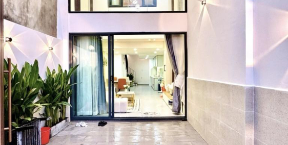 Mặt tiền đường thông Phạm Văn Đồng gần sân bay 5 tầng 4*15 vuông  nhà mới ở ngay