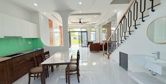 Bán nhà riêng: Tôi chính chủ cần bán căn nhà 3 lầu mới xây.Dt sử dụng 240m giá 3