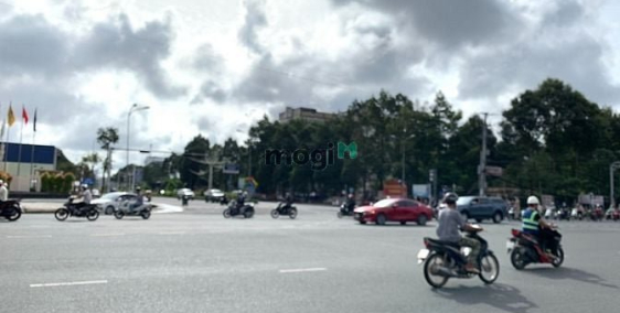 Bán nhà riêng: Bán bệnh viện Tây Đô góc 4 mặt tiền Quang Trung, Cần thơ